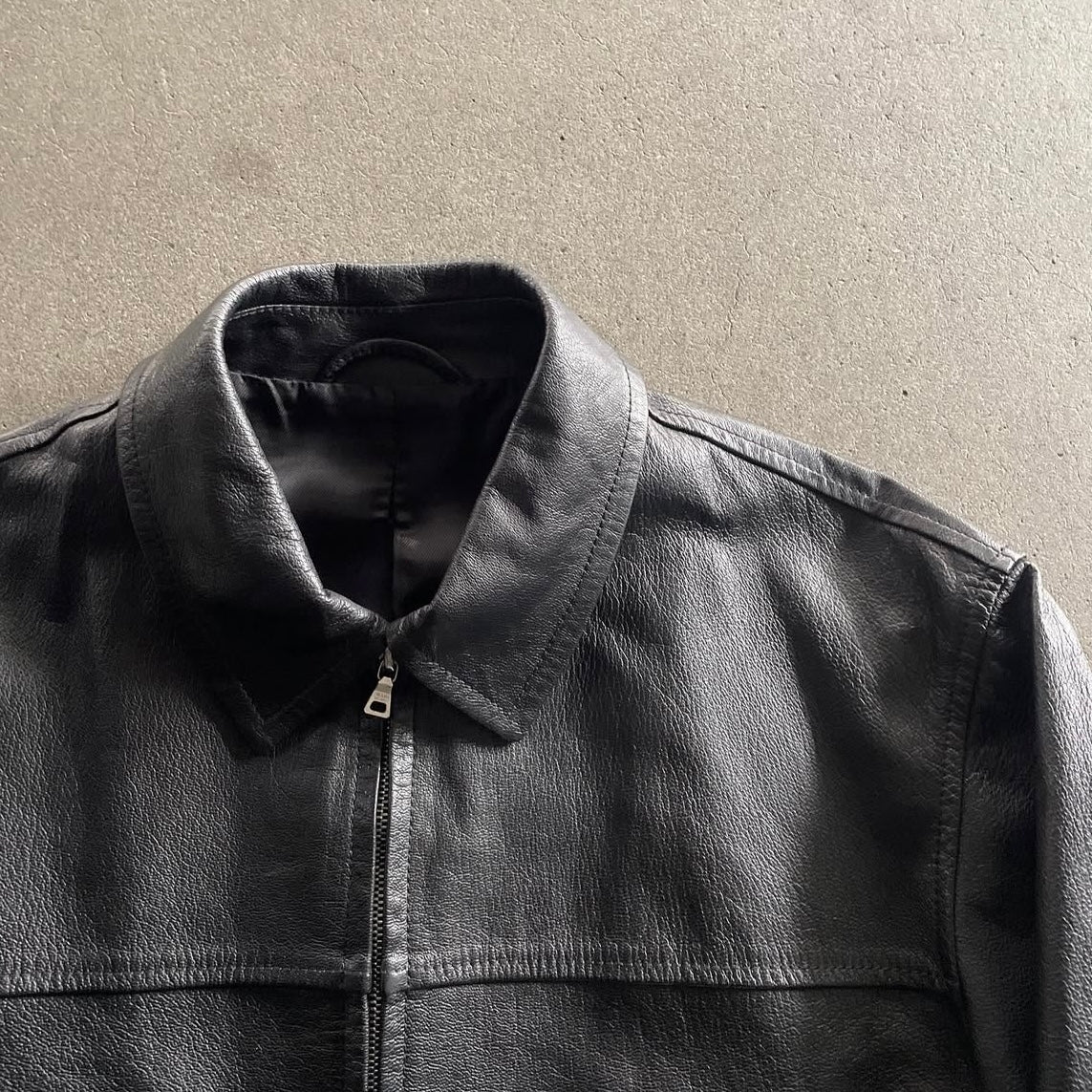 1999aw prada black real leather jacket
50