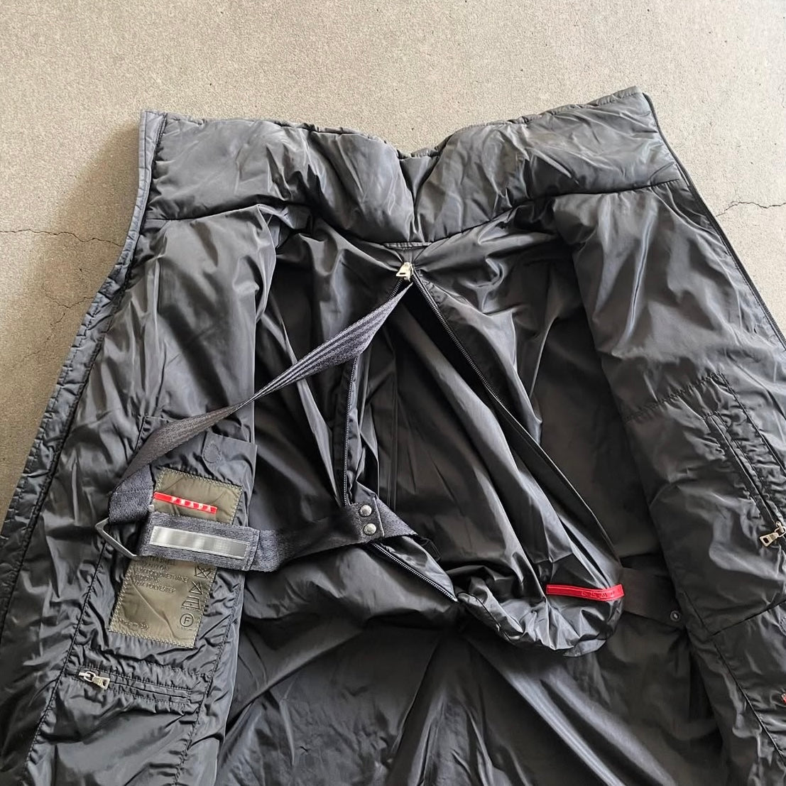 1999aw prada sgv162 zip docking jacket
50